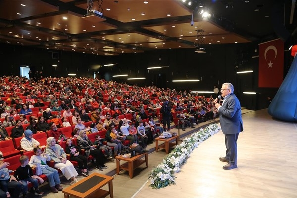 Kayseri'de “Kral Şakir Kapadokya Macerası” tiyatro oyunu seyirci ile buluştu