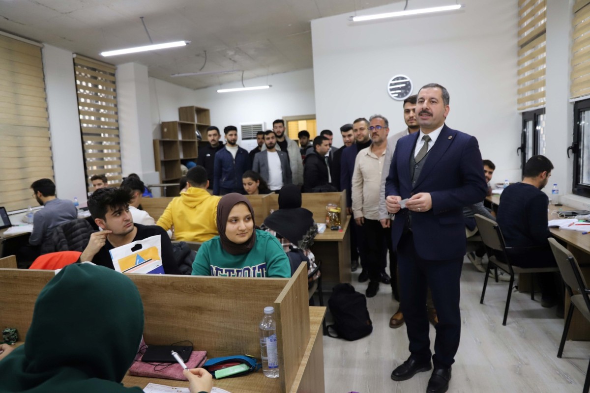 Başkan Baydilli'den Üniversiteye Hazırlanan Öğrencilere Eğitim Desteği