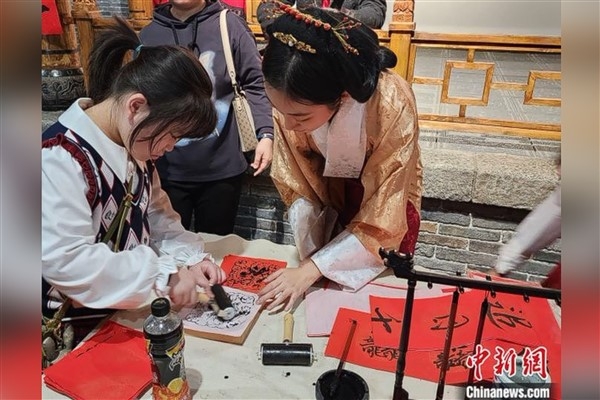 Bayram tatilinde Xinjiang halkı müzede kültür şöleninin tadını çıkarıyor