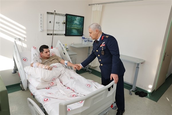 Hastanede tedavi gören yaralı ve gaziler heyet tarafından ziyaret edildi