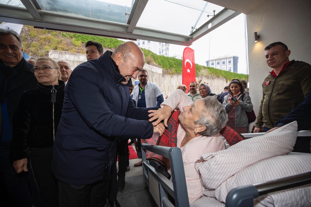 Başkan Soyer: ''Sağlık emekçilerimizi, hiçbir zaman yalnız bırakmadık, bırakmayacağız''