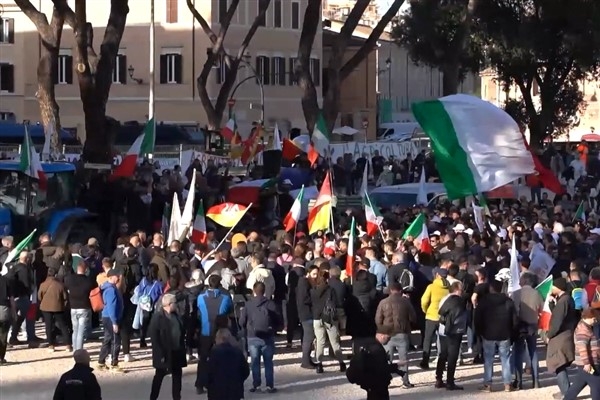 Çiftçiler İtalya'nın çeşitli yerlerinde AB politikalarına karşı protestolar düzenledi