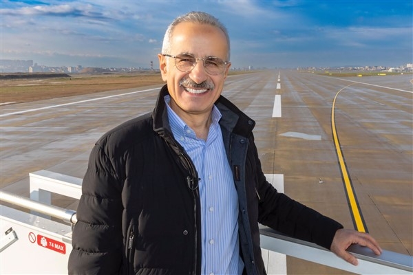Bakan Uraloğlu, Azerbaycan Cumhurbaşkanı Aliyev’i havalimanında karşıladı