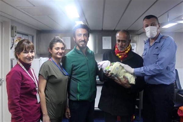 Depremin ardından 'TCG Bayraktar' gemisinde doğan bebeklere yaş günü kutlaması
