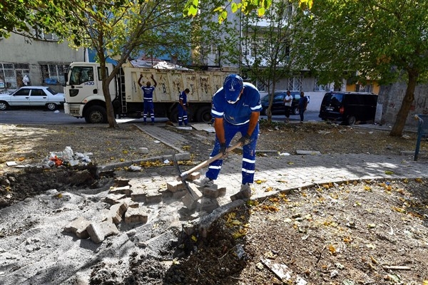 İzmir'de Acil Çözüm Ekipleri kent genelindeki eksikliklere müdahale ediyor