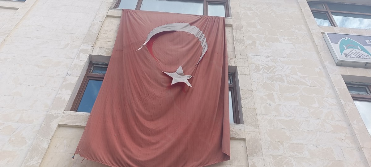 Türk Bayrağının hali içler açısı