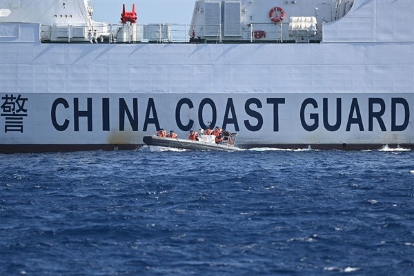 Filipinler'in gemisi, Çin'in Huangyan Adası açıklarından uzaklaştırıldı
