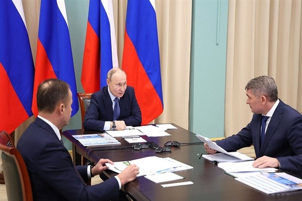 Putin, Çuvaşistan'ın sosyo-ekonomik gelişimi üzerine toplantı düzenledi