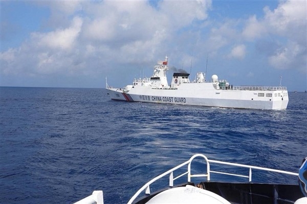 Filipinler'in ihlallerine karşılık Çin, Huangyan Adası açıklarında yüzen bariyer kurdu