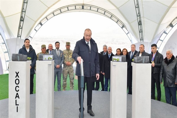 Aliyev, Hocalı Soykırımı Anıtı'nın temelini attı