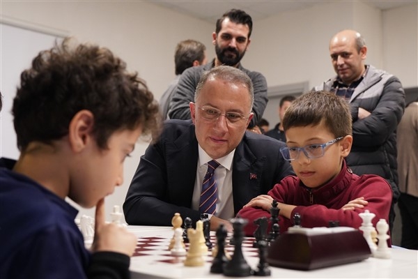 Başkan Çalık, satrançta Türkiye şampiyonu olan Hışır’ı ziyaret etti