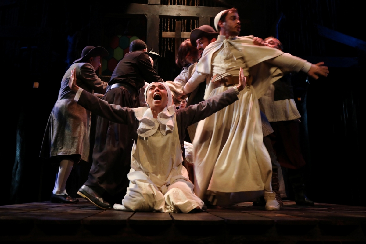 “Cadı Kazanı” isimli tiyatro oyunu Bursa seyircisiyle buluştu
