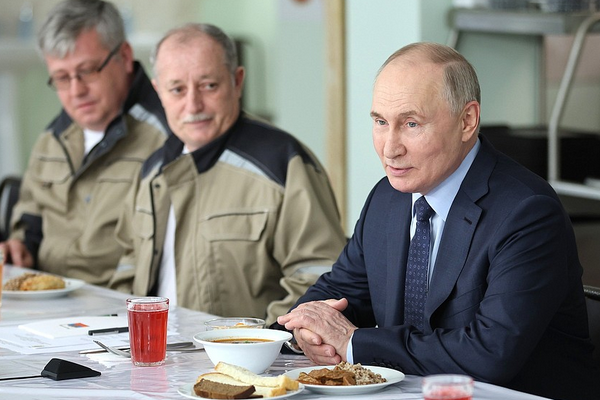 Putin, Solnechny Dar seracılık kompleksini ziyaret etti