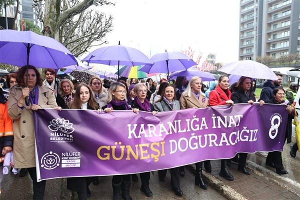 Nilüferli kadınlar 8 Mart’ta ‘Karanlığa İnat Güneşi Doğuracağız’ sloganıyla yürüdü