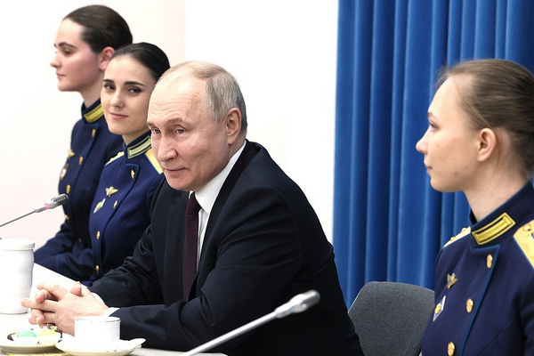 Putin, Krasnodar Yüksek Askeri Havacılık Okulu'nu ziyaret etti