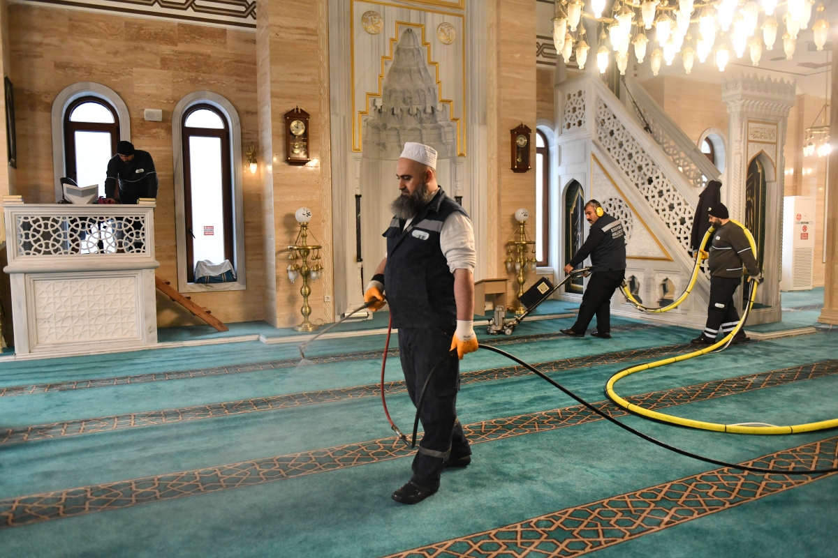 Esenyurt Belediyesi, camilerde temizlik çalışmalarını başlattı