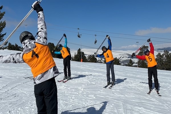 Sarıkamış'ta Temel Askeri Kayak ve Kayak Eğitmenliği Kursu icra edildi