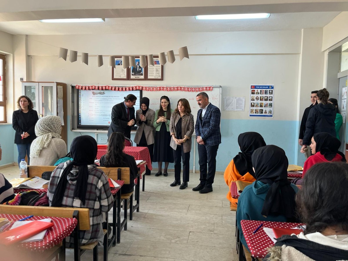 Valinin eşi Fatma Nur ŞILDAK'tan kitap dağıtım töreni.