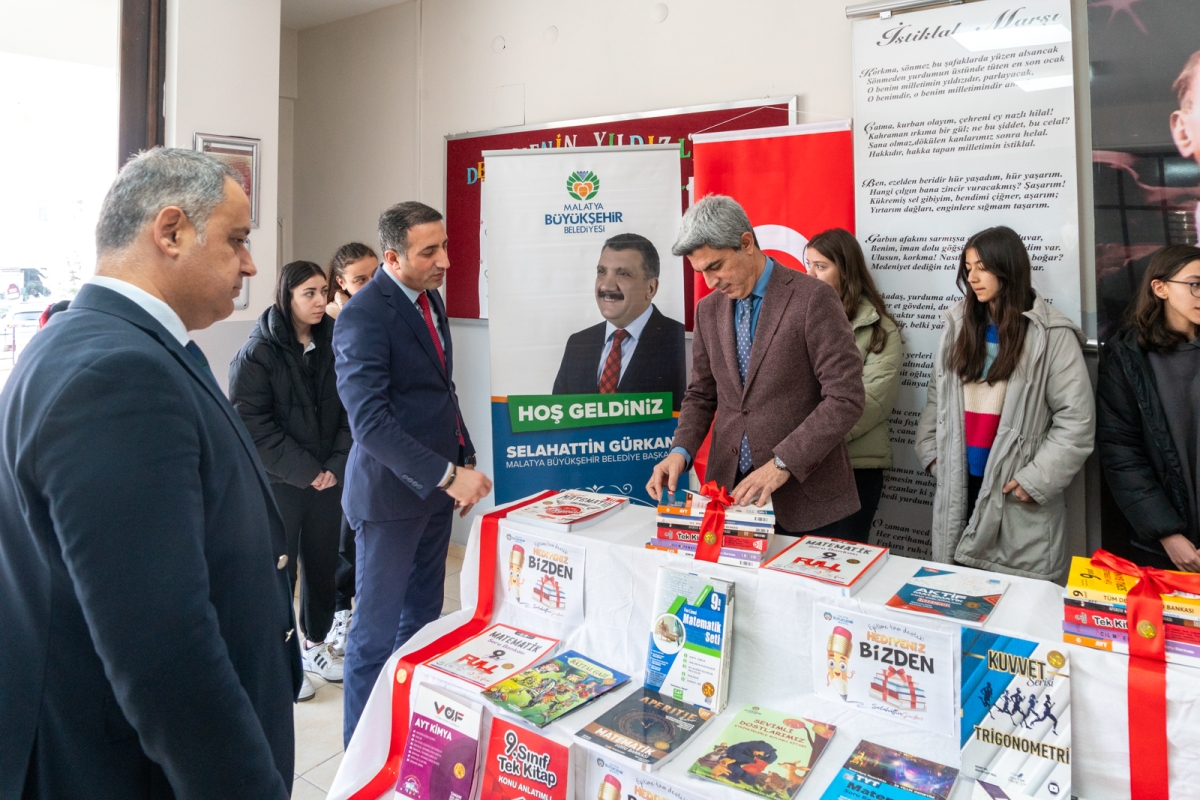 Malatya Büyükşehir'den lise öğrencilerine kaynak kitap desteği