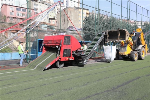 Kağıthane Belediyesi futbol sahalarını yeniliyor
