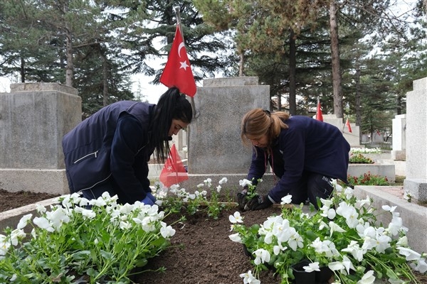 Eskşehir'de şehitlerin kabrine çiçek bırakıldı