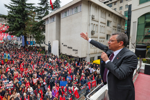CHP Genel Başkanı Özel, Rize Pazar'da vatandaşlarla bir araya geldi