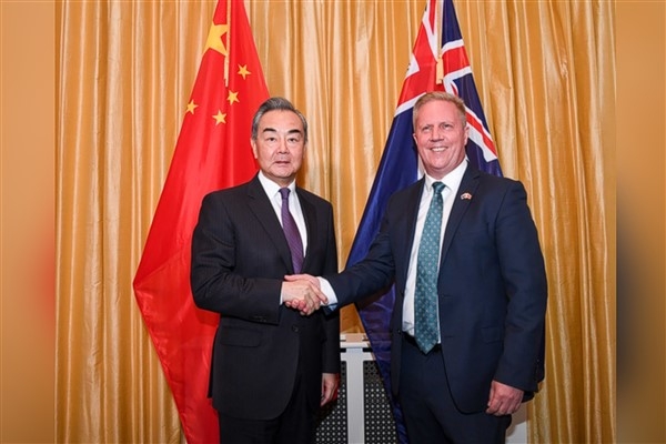 Wang Yi Yeni Zelanda Ticaret Bakanı Todd McClay ile görüştü