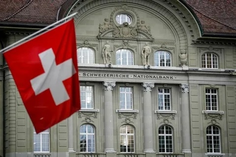 İsviçre'de beklenmedik faiz indirimi sonrası İsviçre Frangı sert düştü