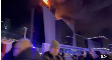 Moskova'da silahlı saldırının yapıldığı salon yangın nedeniyle çökmeye başladı
