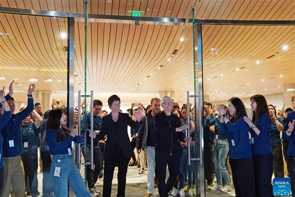 Apple Çin'deki en büyük satış mağazasını açtı
