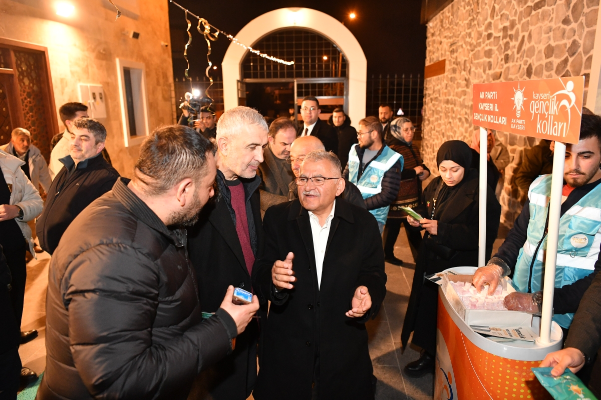Başkan Büyükkılıç, teravih sonrası vatandaşlarla bir araya geldi