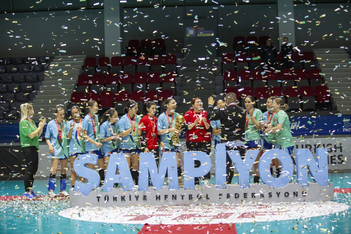 Kepez Belediyespor Kadınlar 2. Ligi'nde şampiyon oldu