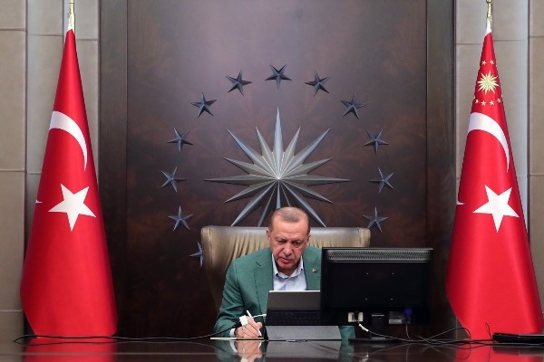 Cumhurbaşkanı Erdoğan, Belçika'da PKK yandaşlarının saldırısına uğrayan genç ile görüştü