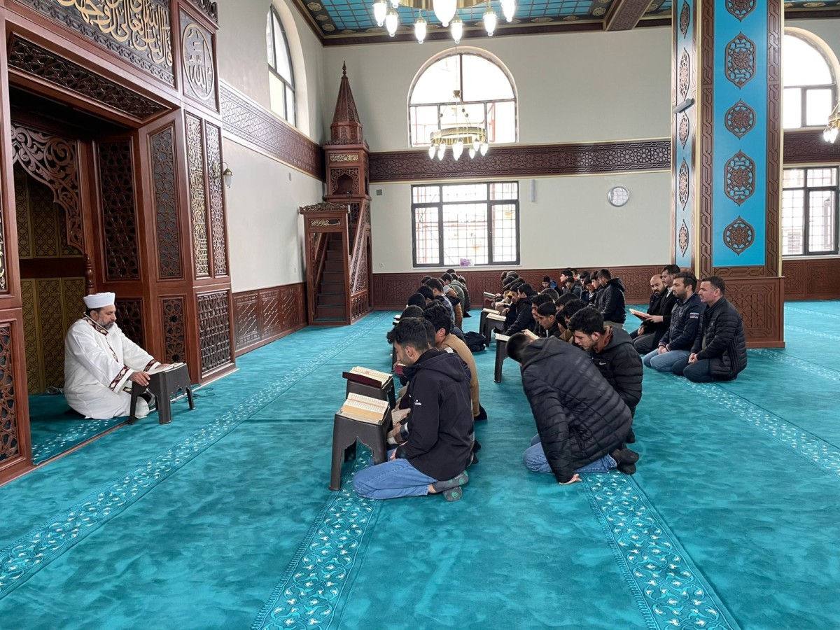 Gençlerin Desteğiyle Hilvan Merkez Hacı Maksut Camii Yeniden Açıldı