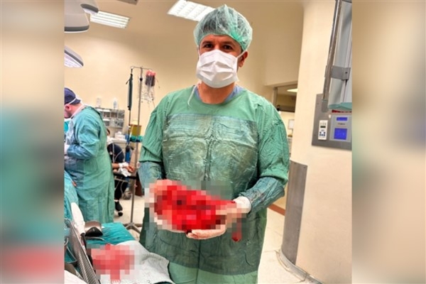Şanlıurfa'da bir hastanın karnından 5 kilogramlık böbrek tümörü çıkarıldı