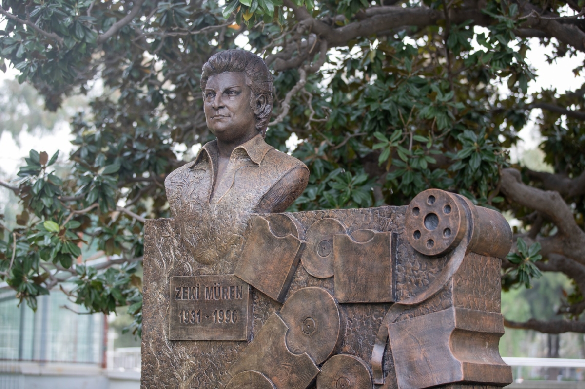 İzmir'de Zeki Müren’in anısını yaşatmak için Kültürpark’a heykeli dikildi