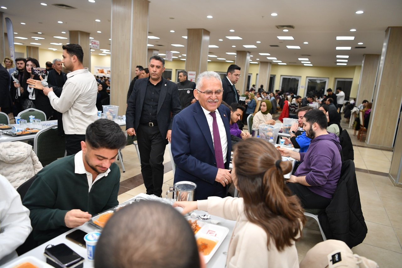 Başkan Büyükkılıç, ERÜ öğrencilerinin iftar sofrasına konuk oldu