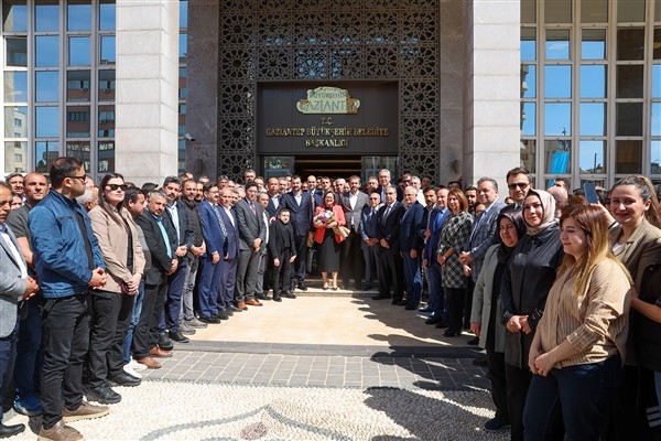 Yeniden başkan seçilen Fatma Şahin'i kurum çalışanları kapıda karşıladı