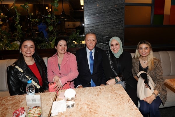 Cumhurbaşkanı Erdoğan, kafede gençlerle sohbet etti