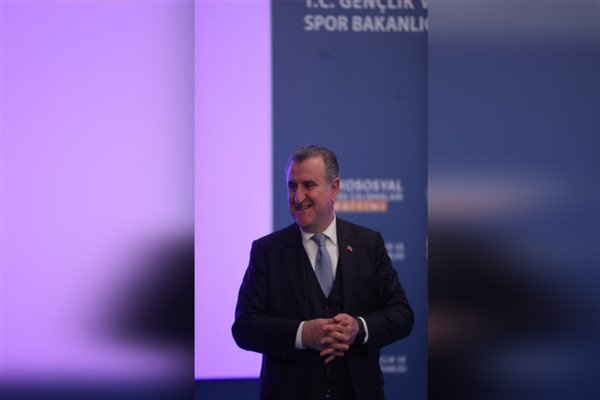 Bakan Bak’tan milli halterci Özbek için tebrik mesajı