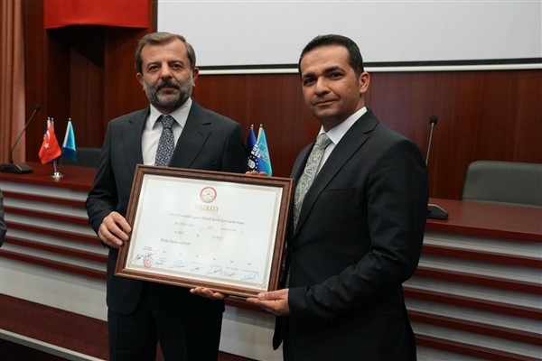 Gürsu Belediye Başkanı Mustafa Işık mazbatasını aldı
