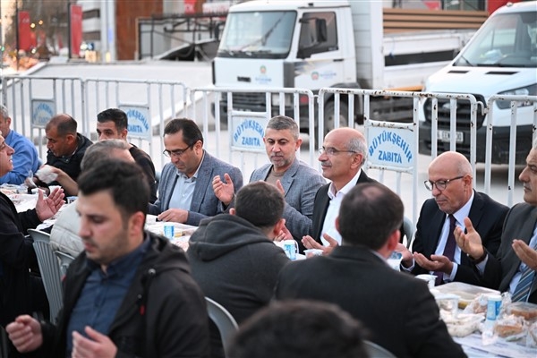 Malatya Büyükşehir Belediye Başkanı Er, vatandaşlarla iftar sofrasında buluştu