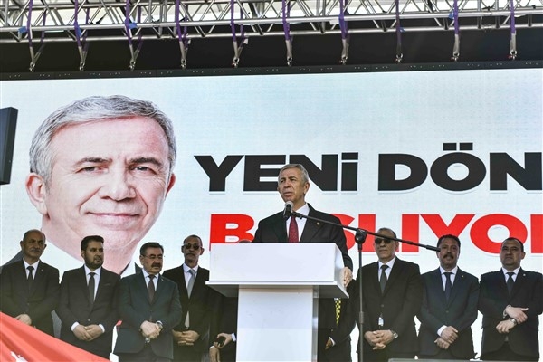 Yavaş, Ankara Büyükşehir Belediyesi önünde halkla buluştu