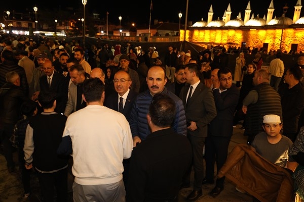 Başkan Altay, Mevlana Meydanı’nda Konyalılarla buluştu