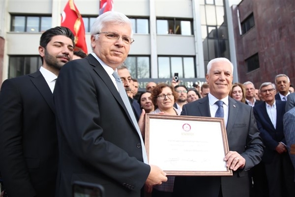 Başkan Bozbey, mazbata teslimiyle mesaiye başladı