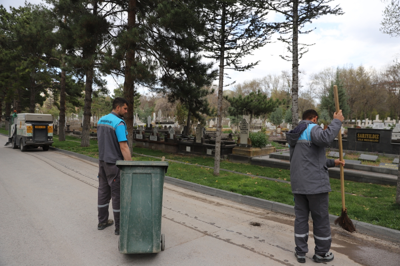 Kayseri’deki mezarlıklarda temizlik, bakım ve onarım çalışması