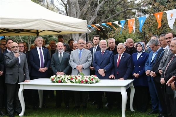 Başkan Büyükkılıç, AK Parti’de Bakan Özhaseki ve teşkilat üyeleri ile bayramlaştı