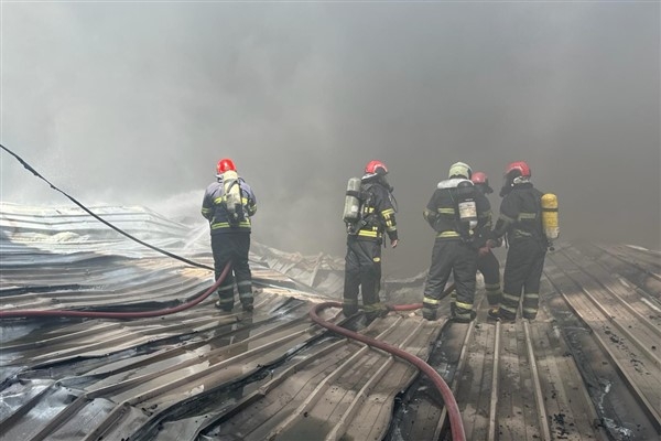 Büyükşehir itfaiyesinden 12 araç 30 personelle yangına müdahale