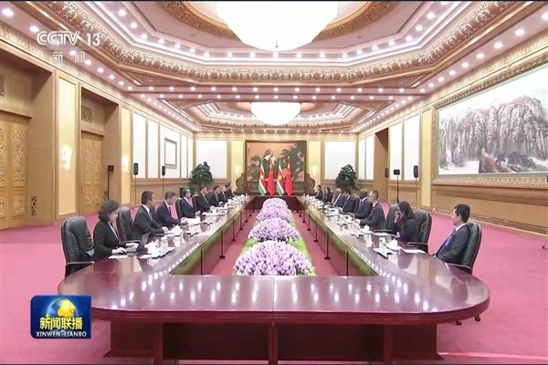 Çin ve Surinam liderleri bir araya geldi