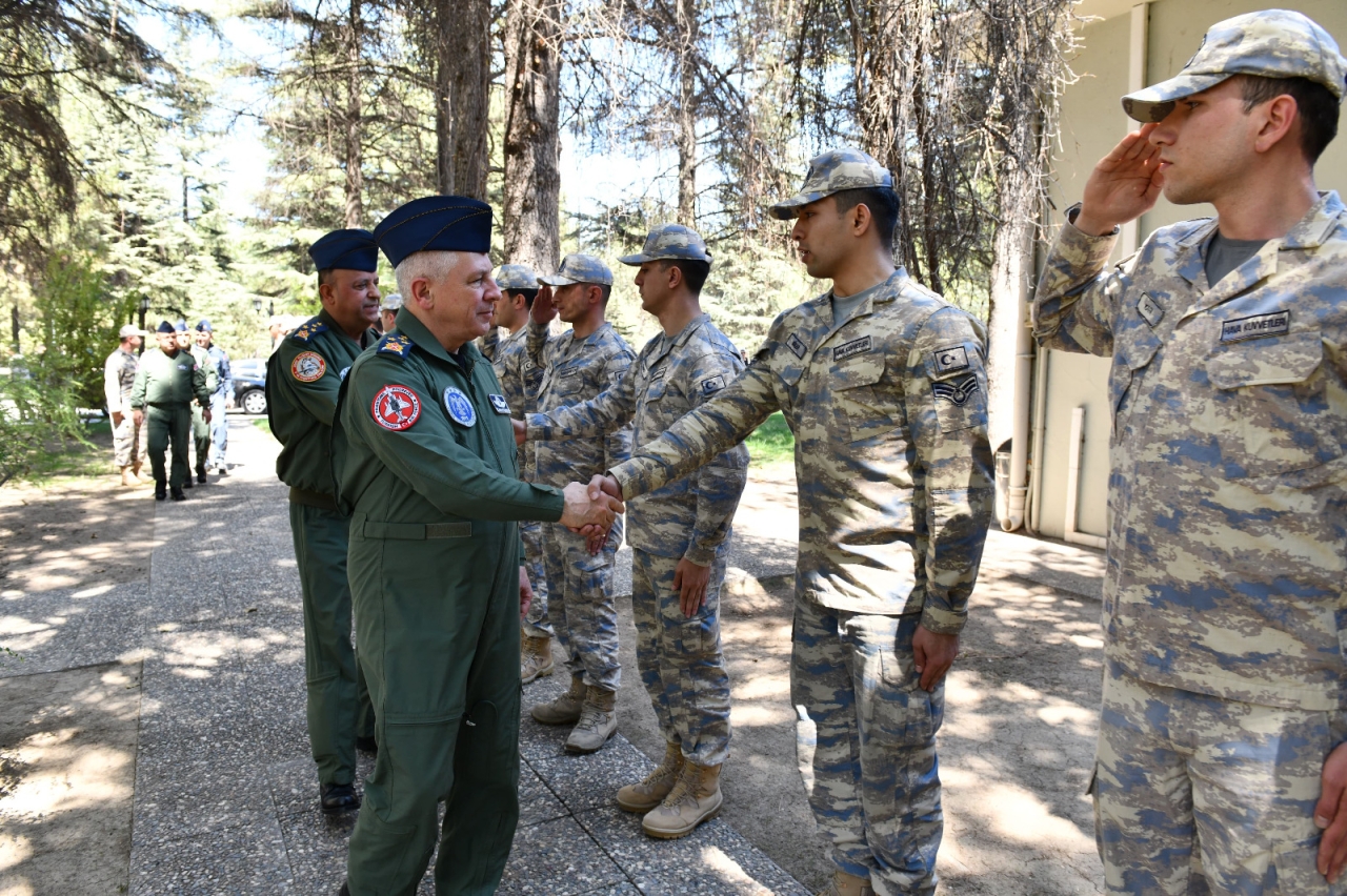 Hava Kuvvetleri Komutanı Orgeneral Kadıoğlu, komutanlar ve personel ile bayramlaştı